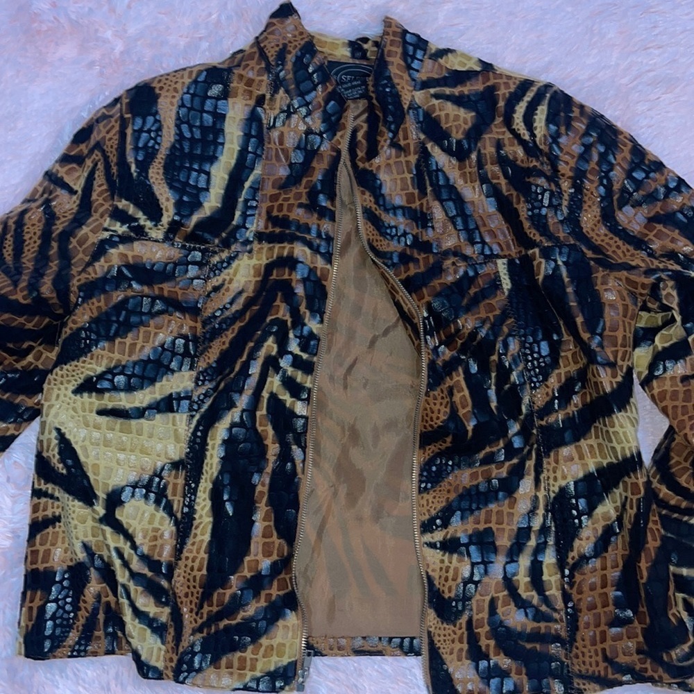 A very nice jacket was a gift but it did not fit me in excellent condition🐆